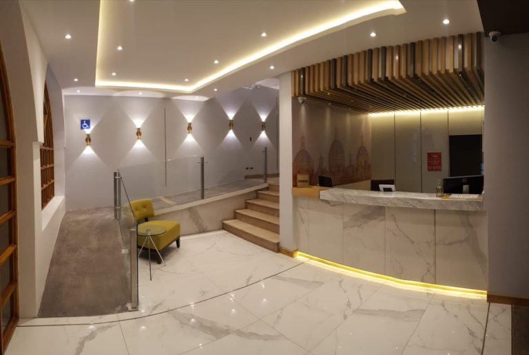 Hotel Conquistador front desk 2Donde Dormir VisitCuenca